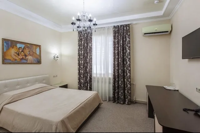 Алекс Холл
