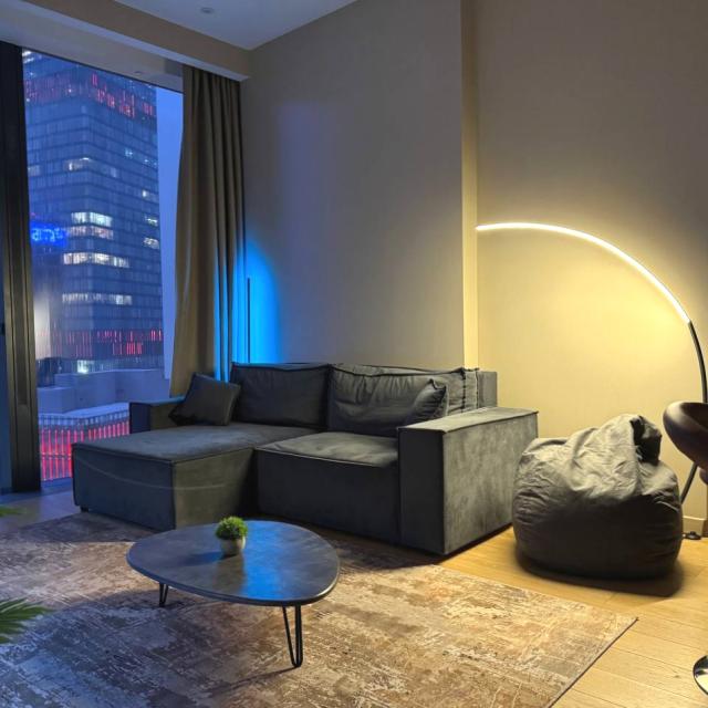 Apartment on the 61st floor with a view of the towers