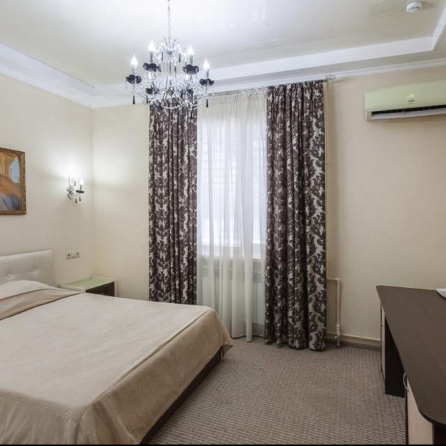 Алекс Холл