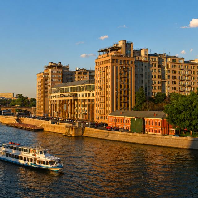 Счастливые метры в Доме на набережной, центр Москвы