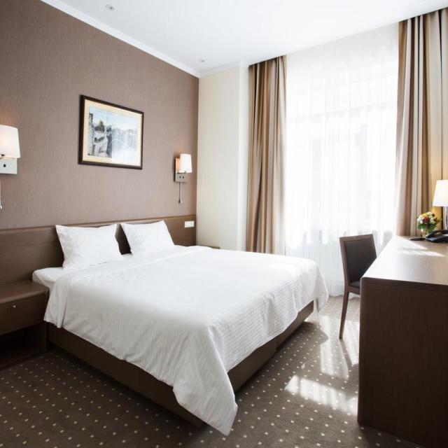 D-Hotel (Д)