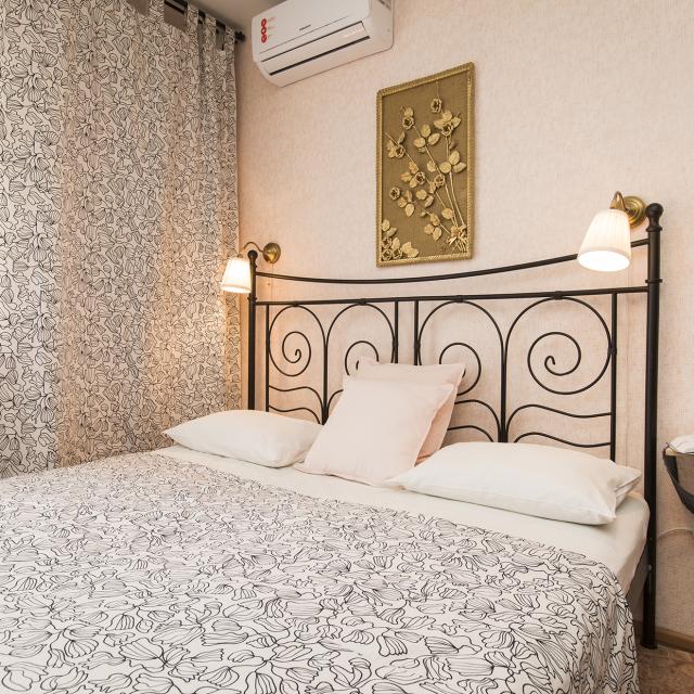 HomeHotel (ХоумОтель) на улице Бурнаковская 97