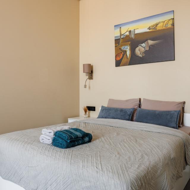 Sutki Rent (Сутки Рент) у моста Александра Невского