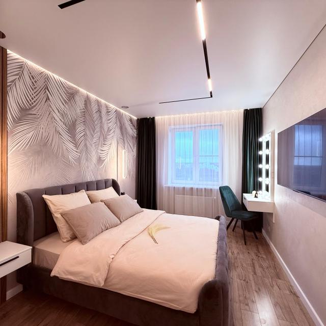 One-bedroom apartment with a large kitchen, living room, fireplace, panoramic windows and city views.