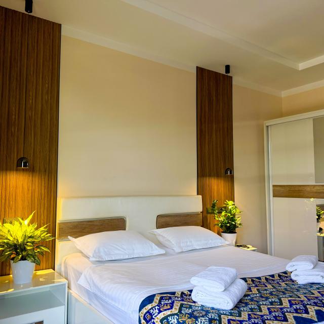 Welcome East Hotel (Вэлком Ист)