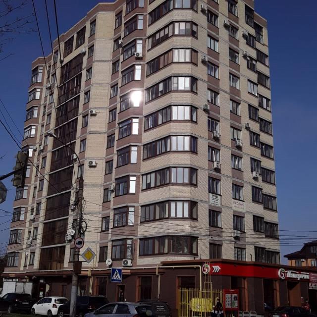 Day and night on Krasnoznamennaya Street