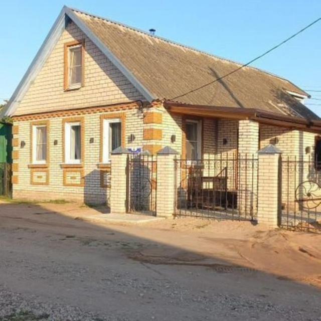 Дом в центpе дeревни Взвад
