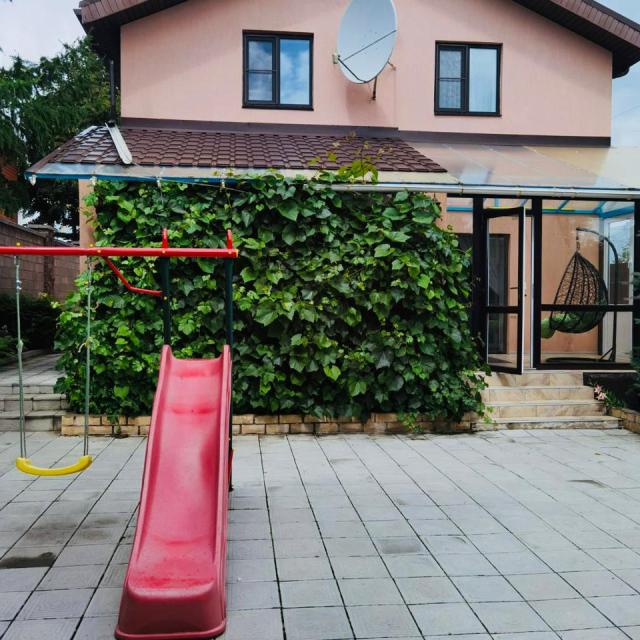 Comfortable house with sauna and swimming pool on Lilac