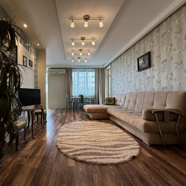 2 - room apartment from the company Home Hotel on Donetsk, 2